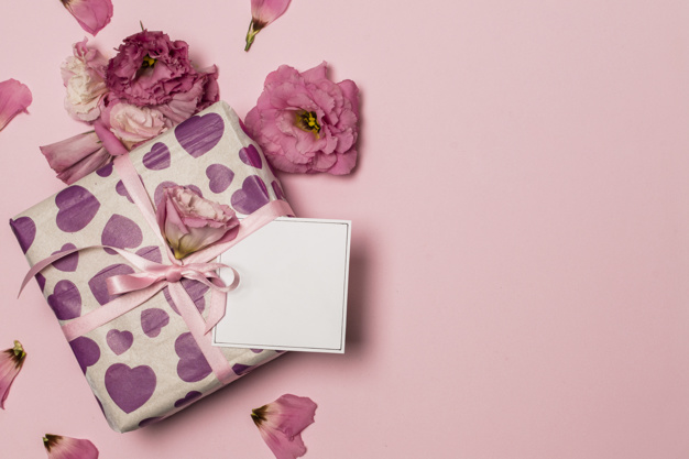 papel-perto-do-presente-e-flores-e-petalas_23-2148070133